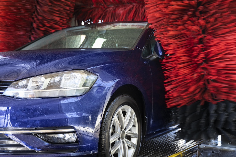 How To Find Skip Bins Gold Coast For Your Carwash Business? Woman Around Town